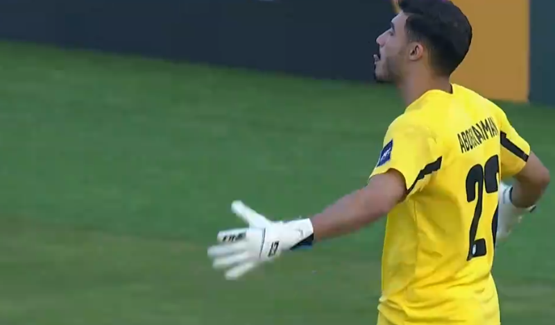 开云APP下载-U23亚洲杯离谱一幕！约旦门将扑点后疯狂庆祝，目送皮球入网