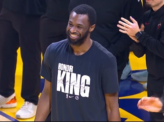 开云app-功勋旧臣!勇士主场赛前介绍维金斯 嘴哥笑容依旧温暖纯真