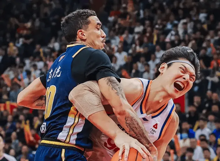 开云iOS-俱乐部杯上海vs广东大名单：洛夫顿、王哲林出战，奎因在列